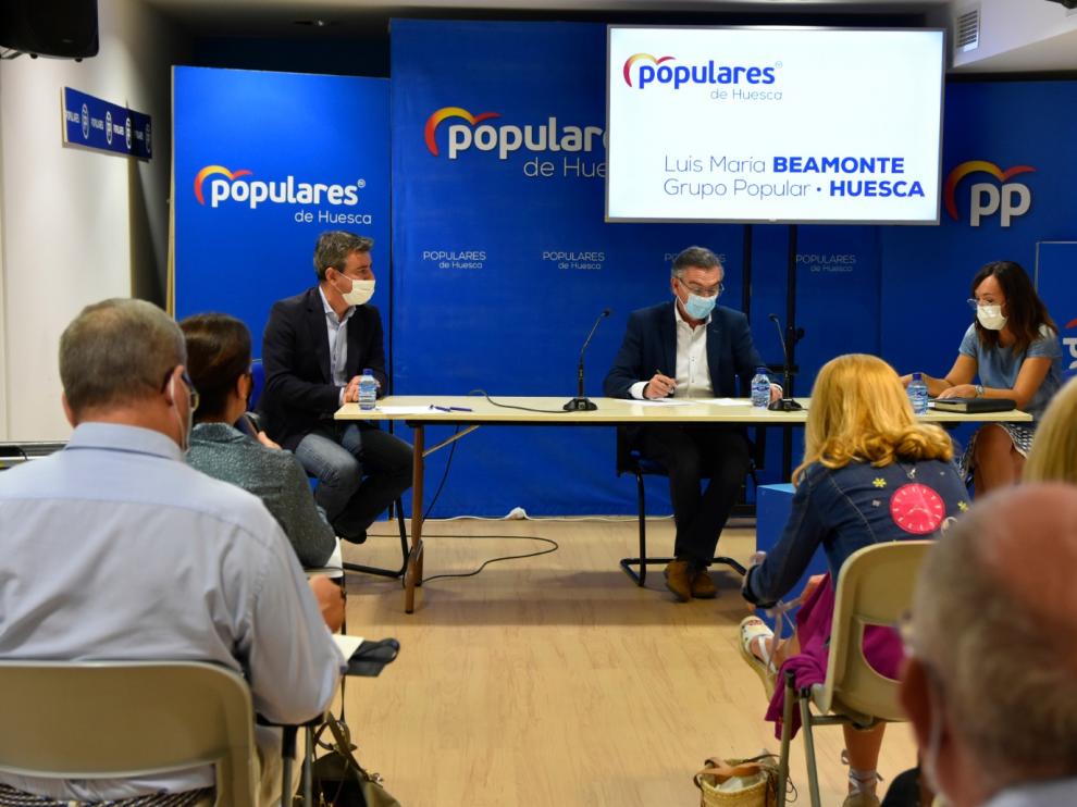 Luis María Beamonte, en la reunión con el grupo municipal y otros cargos del partido.