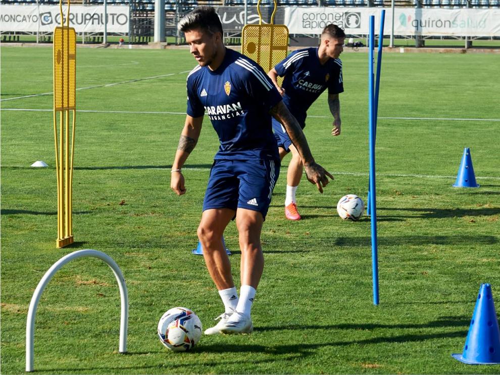 Narváez, en primer término, con Vigaray detrás, en el último entrenamiento del Real Zaragoza.