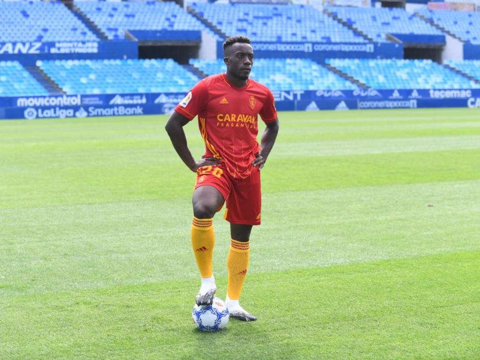 El segundo uniforme del Real Zaragoza para la temporada 20-21 que ya está en marcha, rojo tomate en camiseta y pantalón, con medias amarillas (lo mismo que todos los detalles accesorios).