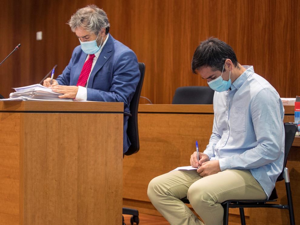 El acusado Rodrigo Lanza revisa las notas que ha leído en sus últimas palabras ante el Jurado.