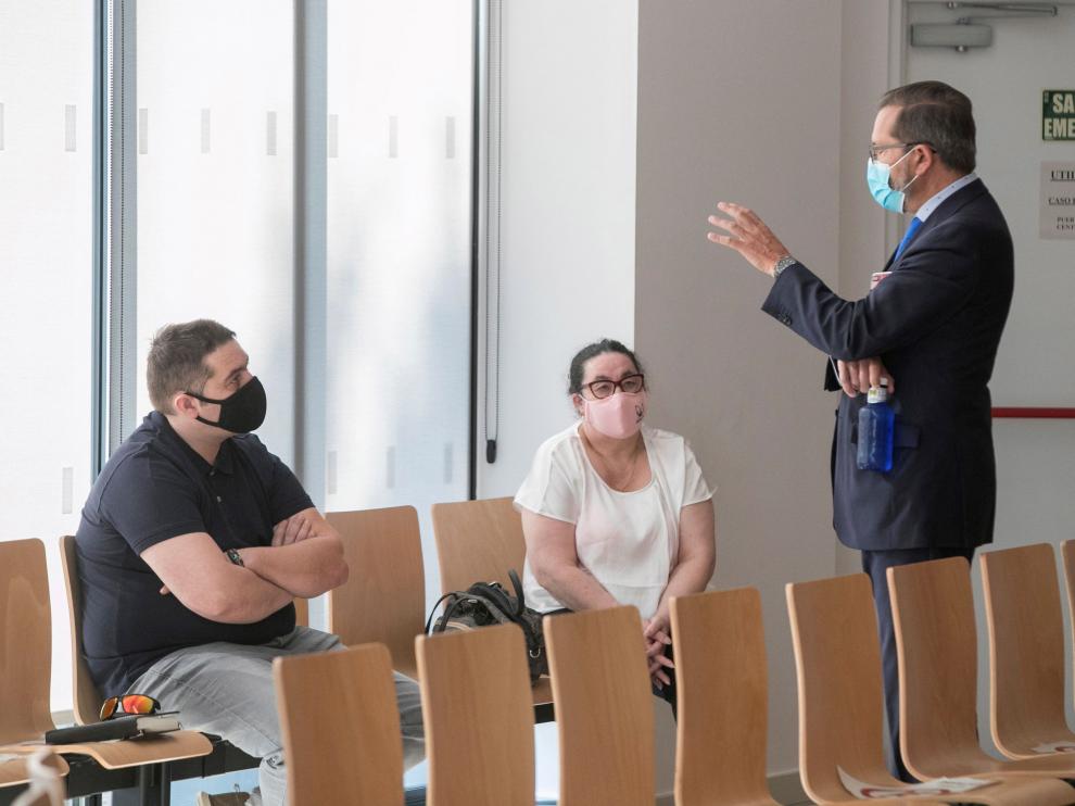 Carlo Pardo, padrastro de Naiara, y Nieves Pena, abuelastra, hablando con su abogado, José Luis Vivas, antes del inicio del juicio.