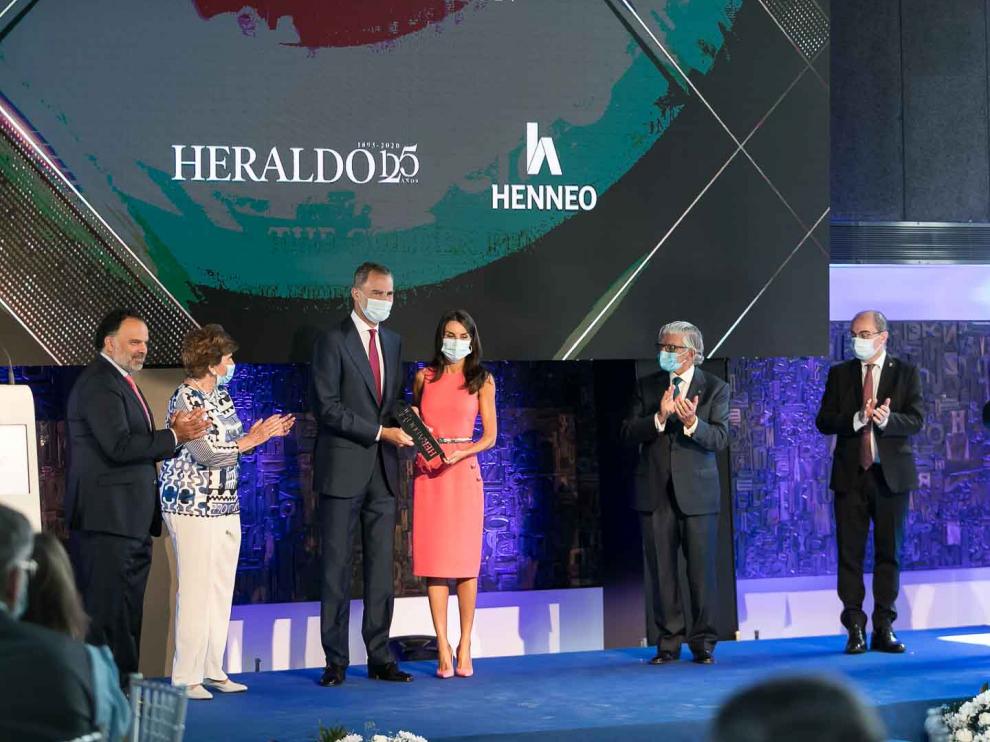 El rey Felipe VI recibe el Premio Extraordinario HERALDO 125 Aniversario de manos de la presidenta editora de HERALDO, Pilar de Yarza.