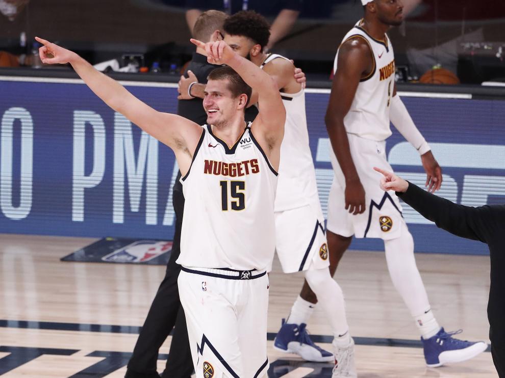 El serbio Nikola Jokic celebra su triunfo con los Nuggets de Denver.