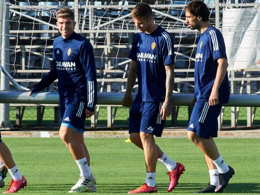 Guti, con Vigaray y Eguaras, transporta una portería portátil en un entrenamiento del pasado fin de semana con el Real Zaragoza.