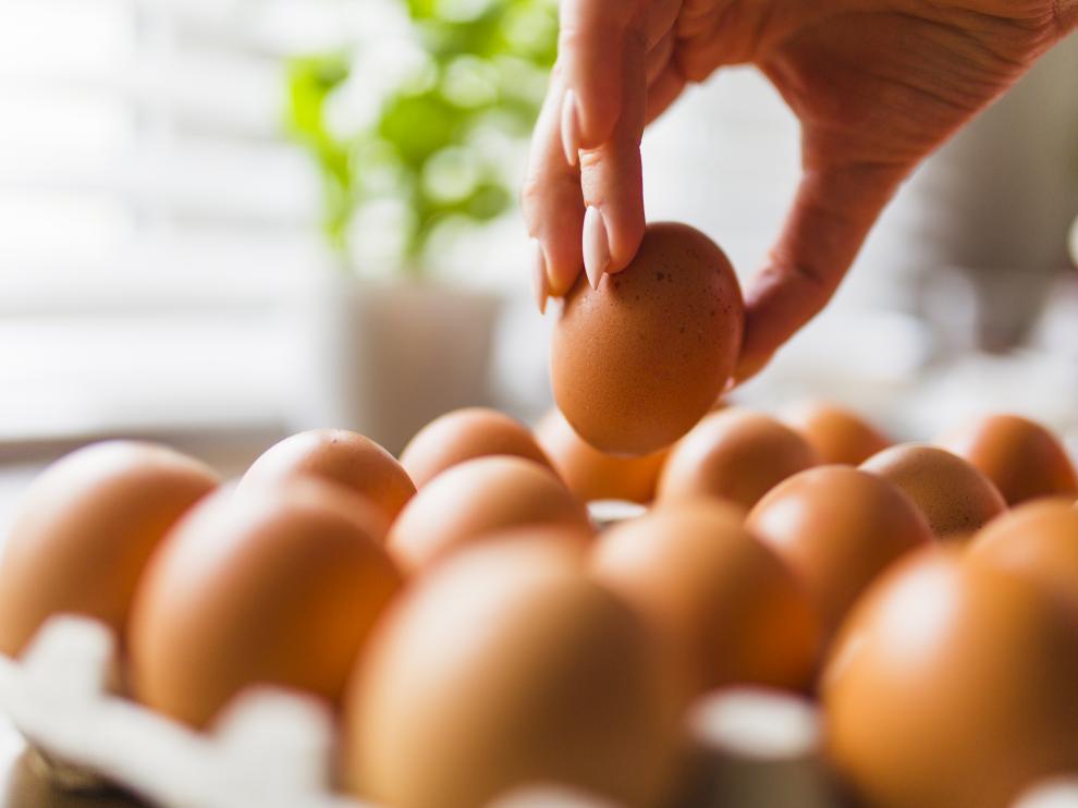 Los expertos destacan que existen muchos aspectos positivos en el huevo, pues es fuente de proteínas de alta calidad y de numerosos micronutrientes con efectos beneficiosos.