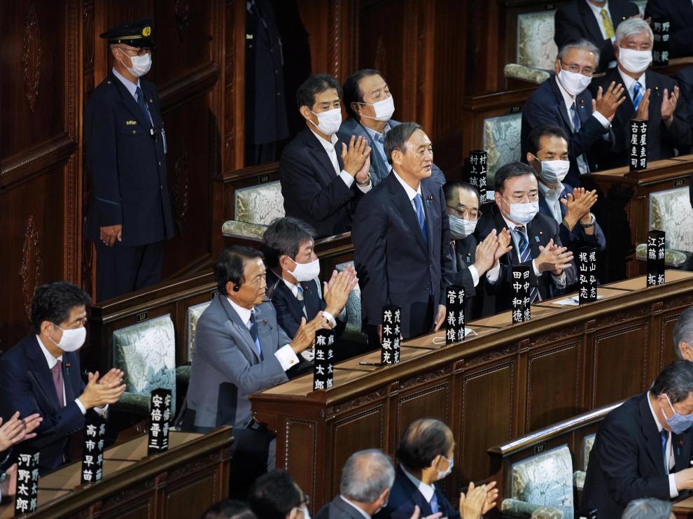 Suga es aplaudido por el parlamento japonés nada más ser elegido.