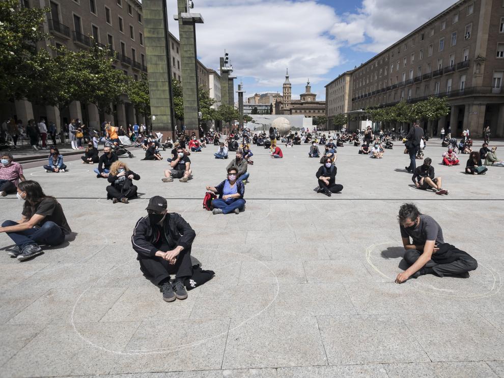 Acción de protesta de trabajadores de la cultura en Zaragoza por la falta de atención en la crisis actual del coronavirus