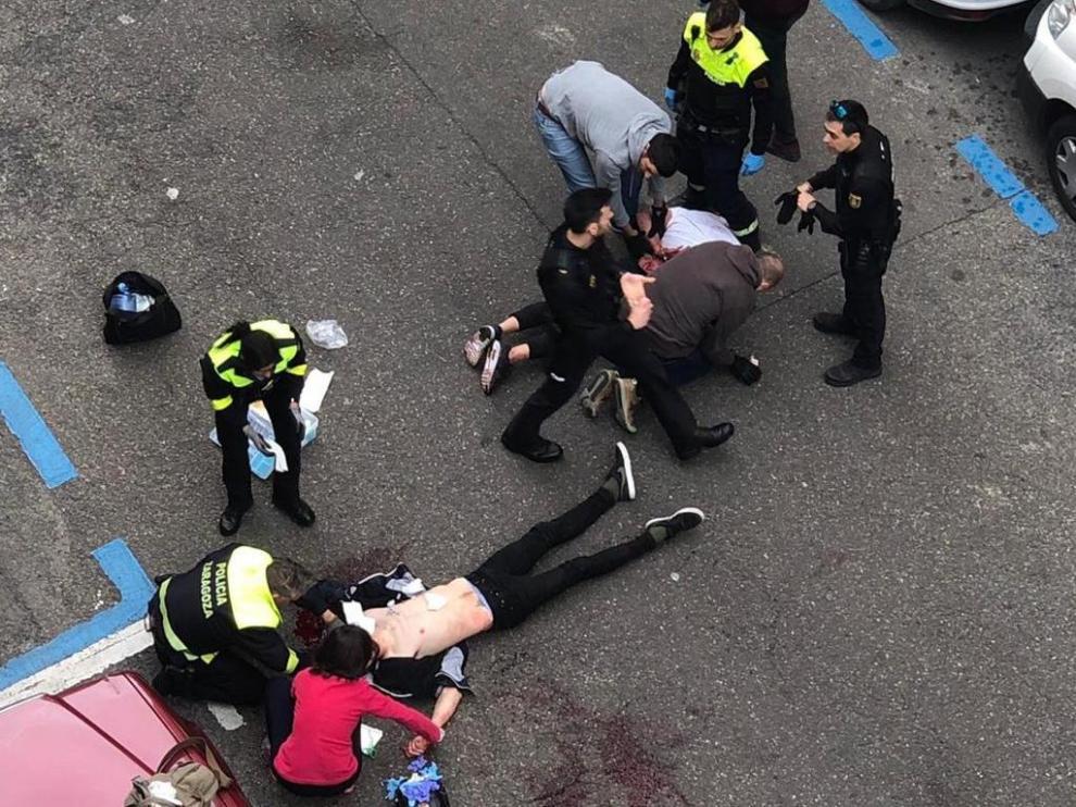 Mientras la Policía Nacional reducía al agresor, agentes de la Local atendían en el suelo a la víctima