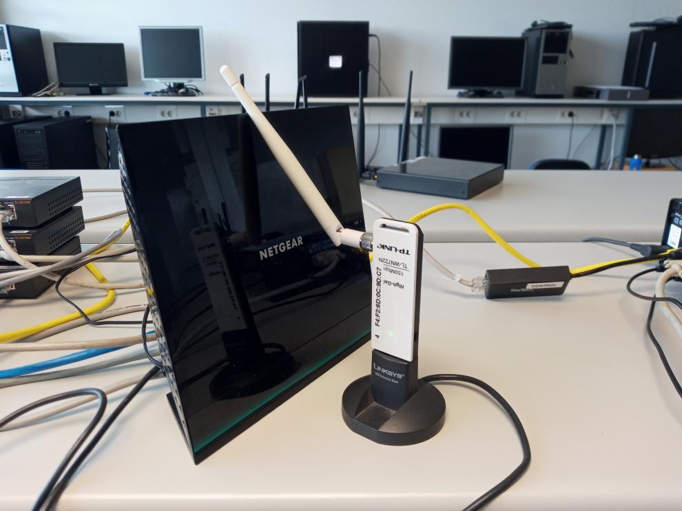 Uno de los router wifi comerciales utilizados en el proyecto, con la tarjeta secundaria (blanca) conectada.