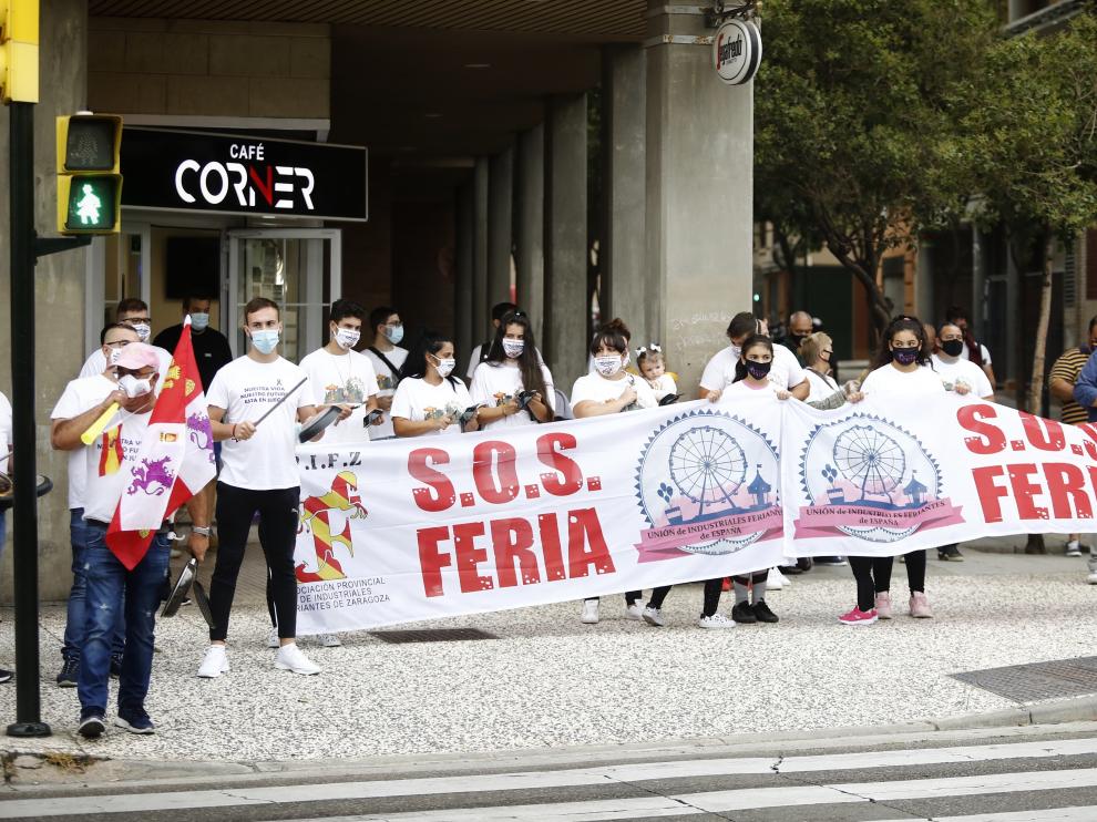 Tras la marcha que protagonizó el sector del espectáculo en toda España este jueves, los feriantes han protagonizado una cacerolada ante las Cortes de Aragón pidiendo medidas para paliar la situación de parón absoluto que viven desde el pasado mes de marzo.