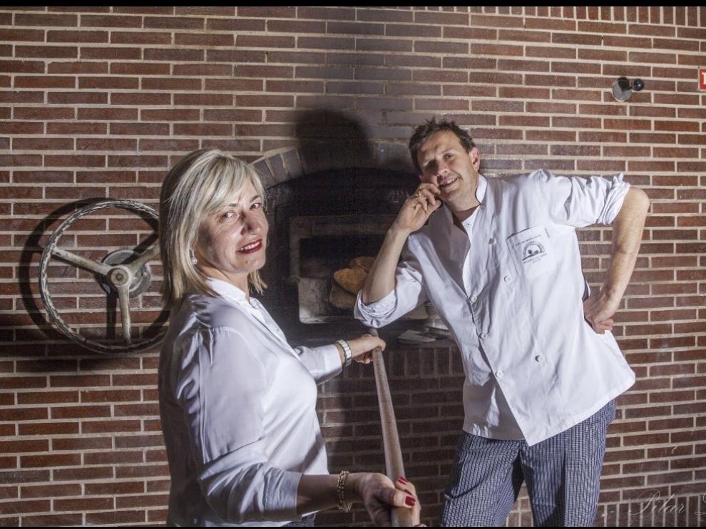 Carlos Sesplugues y su mujer Julia Garanto, en su horno de leña de Casa Pilara, en el municipio oscense de Alcampell.