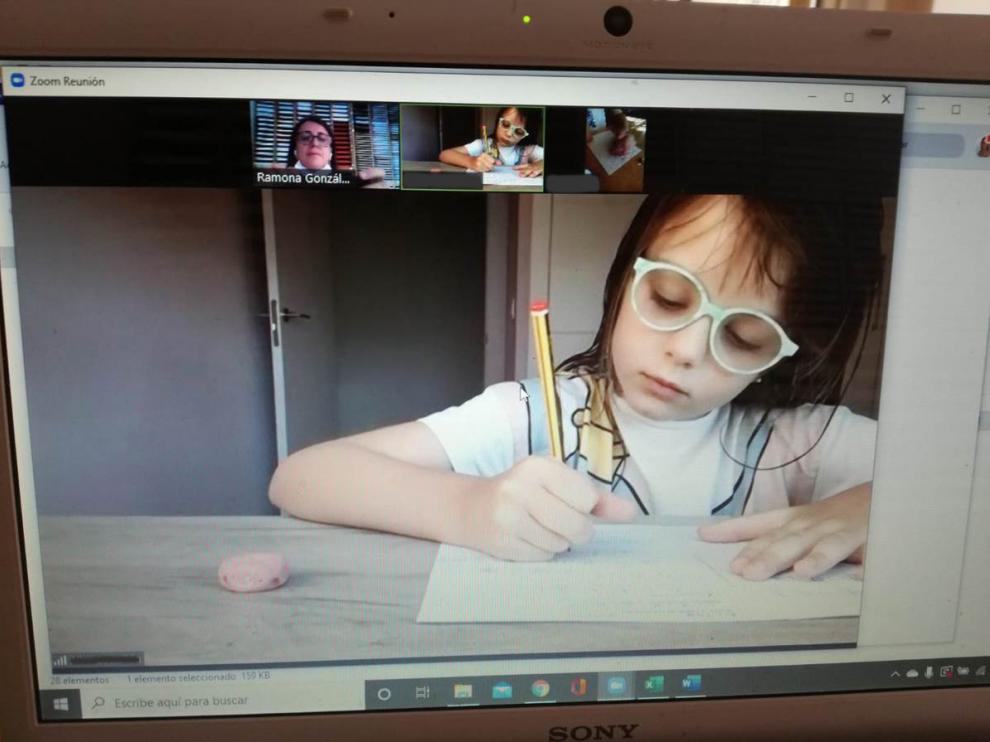 Una alumna en una clase online de Kumon Zaragoza.