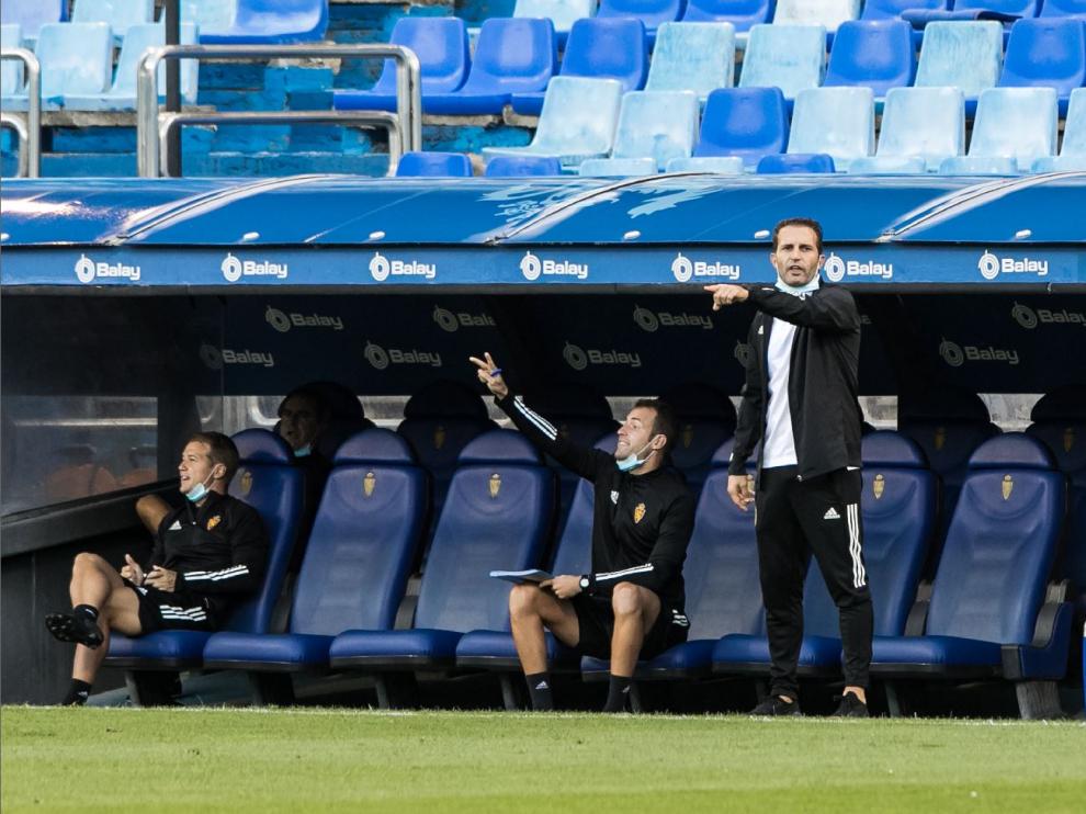Rubén Baraja, de pie, da instrucciones a los jugadores del Real Zaragoza junto a sus ayudantes, Poblaciones y Rodríguez.