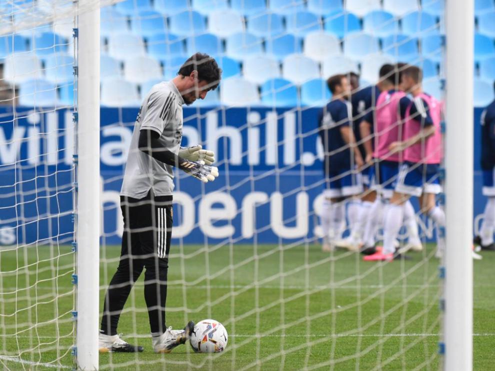 Cristian Álvarez, durante el calentamiento previo al choque.