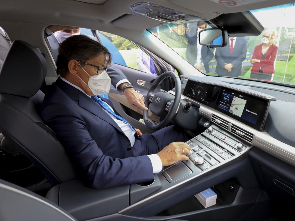 El consejero de Industria, Arturo Aliaga, en el primer Hyundai Nexo de hidrógeno que se matricula en España.