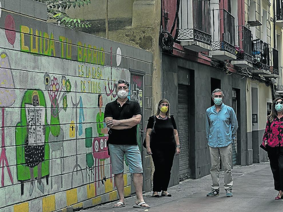 El presidente de Calles Dignas, Carlos Blanco, junto a otros miembros del colectivo, en Pignatelli.