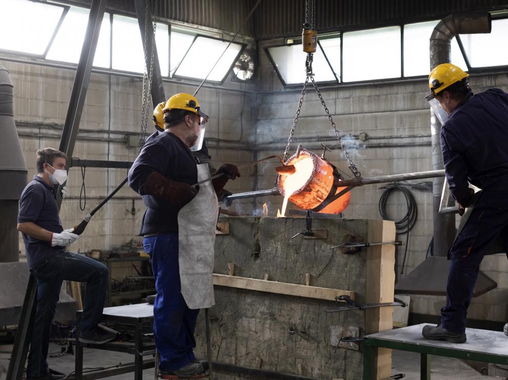 Los fundidores vierten bronce para convertir la página del HERALDO en una escultura.