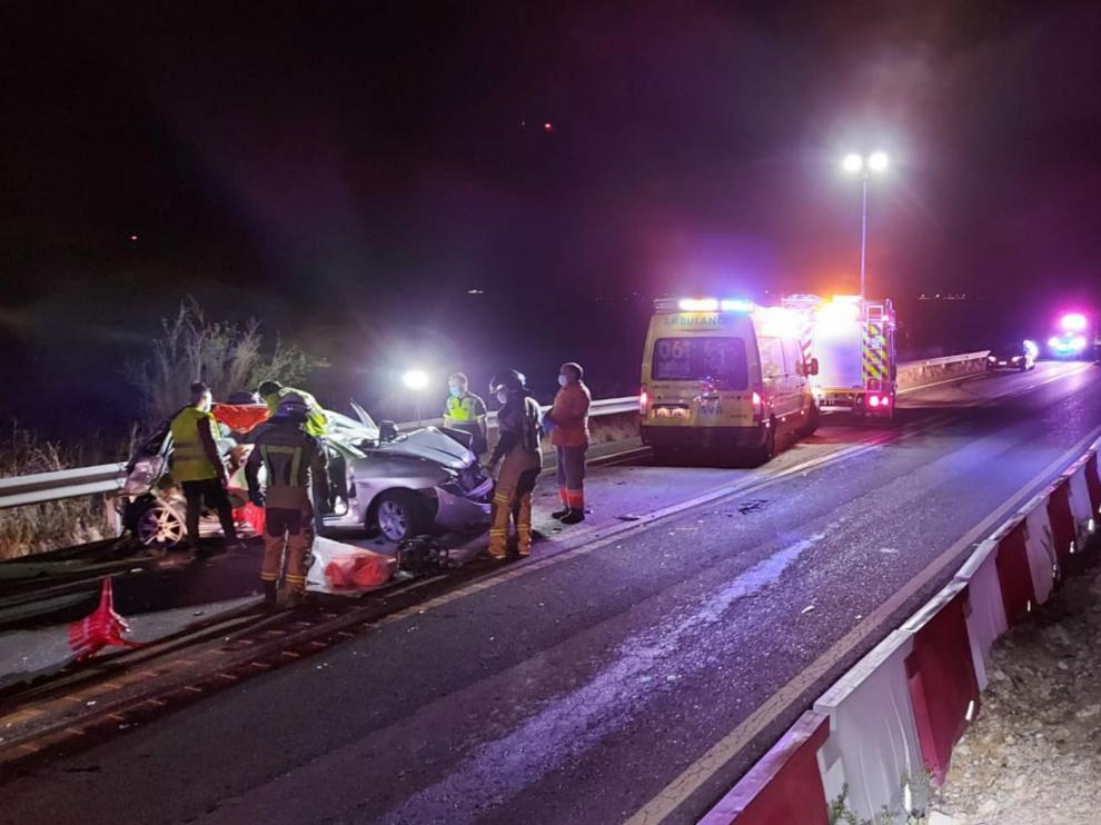 Accidente ocurrido en la N-232 en Gallur con tres heridas graves al ser arrollado su coche por un camión.