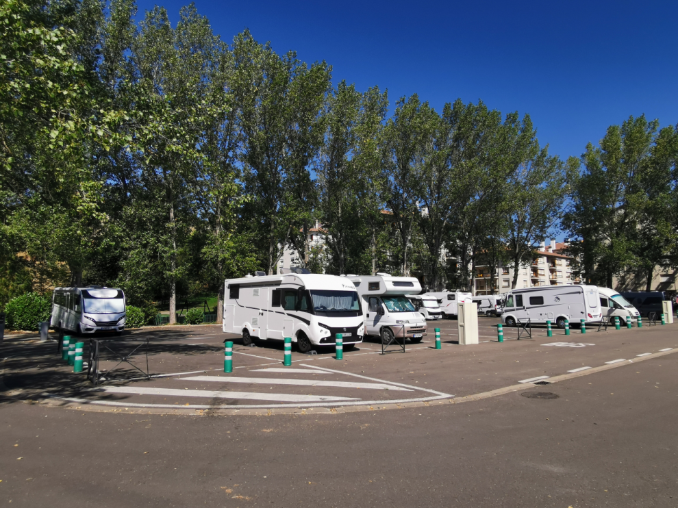 Autocaravanas en el parquin de Jaca