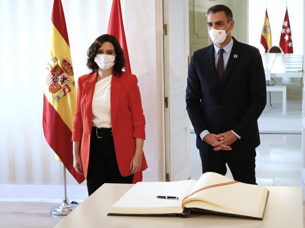El presidente del Gobierno, Pedro Sánchez, con la presidenta de la Comunidad de Madrid, Isabel Díaz Ayuso.