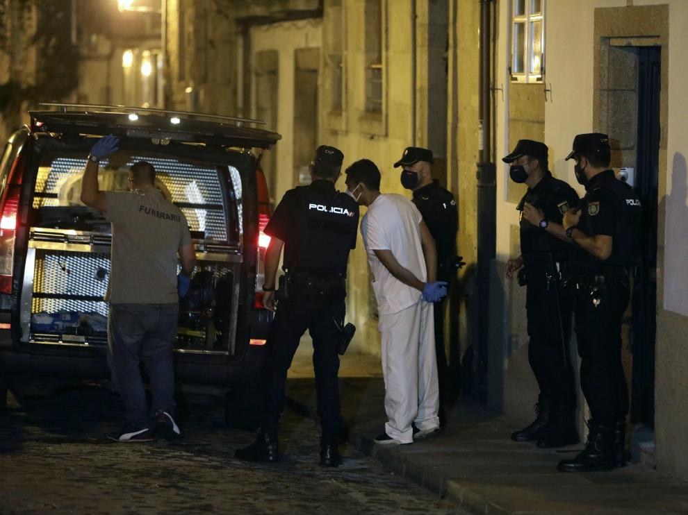 Efectivos policiales y de emergencia en el lugar de los hechos.