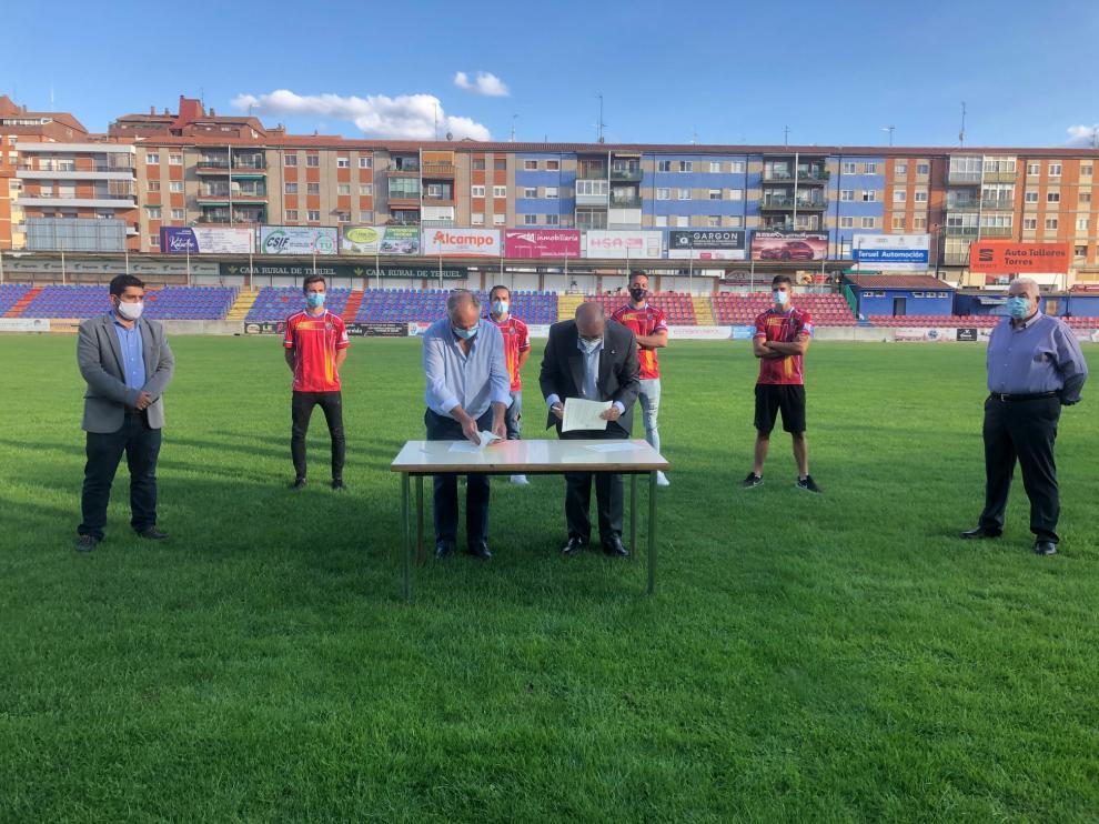 El presidente Manuel Rando ha firmado el convenio con el presidente del Club, Ramón Navarro, en el campo Pinilla.