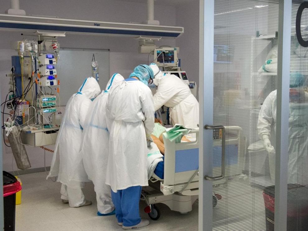 Médicos atienden a un paciente en un hospital