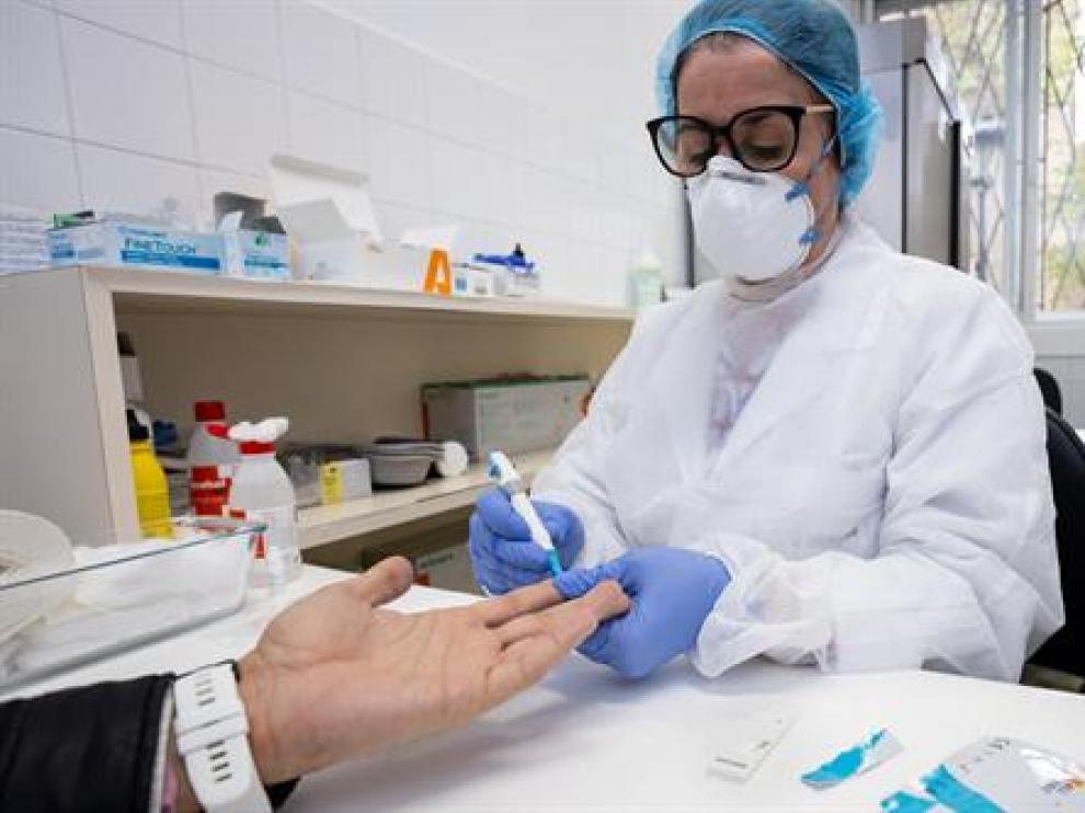 Realización de un test rápido de coronavirus en Zaragoza