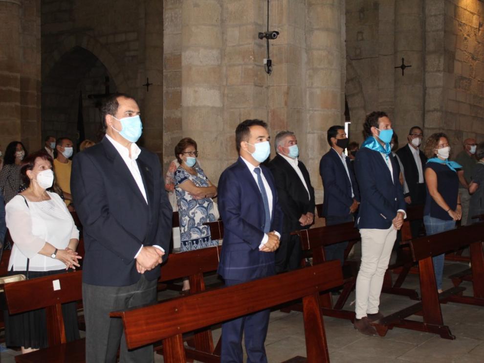 Algunos miembros de la corporación municipal de Monzón han acudido a la misa aunque sin sus bandas oficiales.