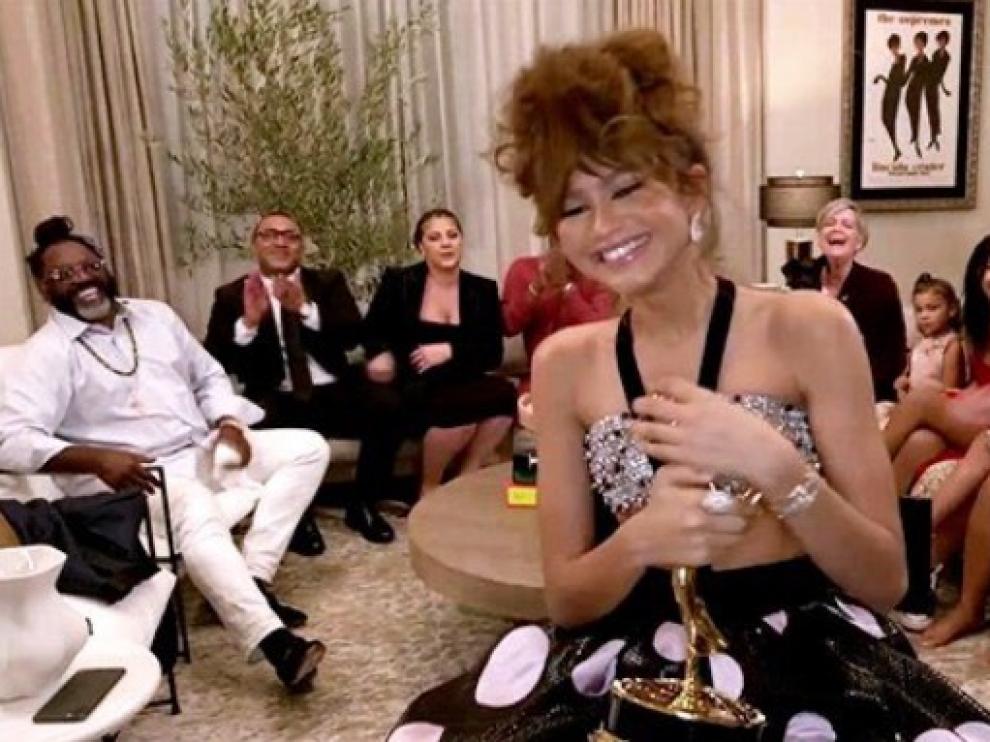 Zendaya, mejor actriz dramática, con su premio Emmy.