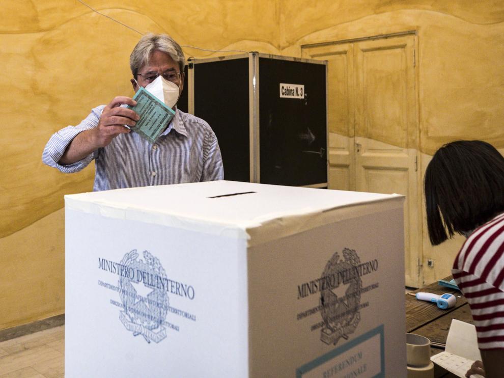 Paolo Gentiloni, comisario de la UE para Asuntos Económicos, el pasado domingo, votando en Roma en un referendum