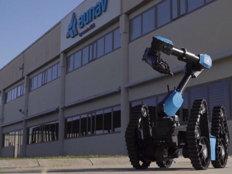 El robot, delante de la planta de Aunav, del grupo Everis, en Binéfar (Huesca).