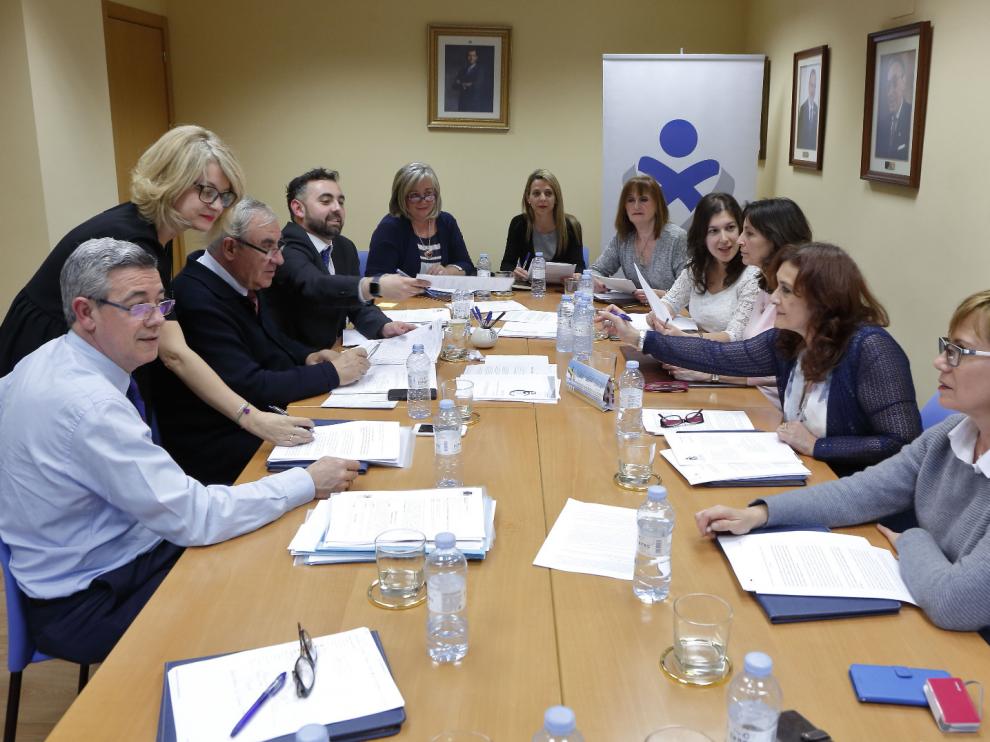 Foto de archivo de la Junta saliente durante una reunión de trabajo.