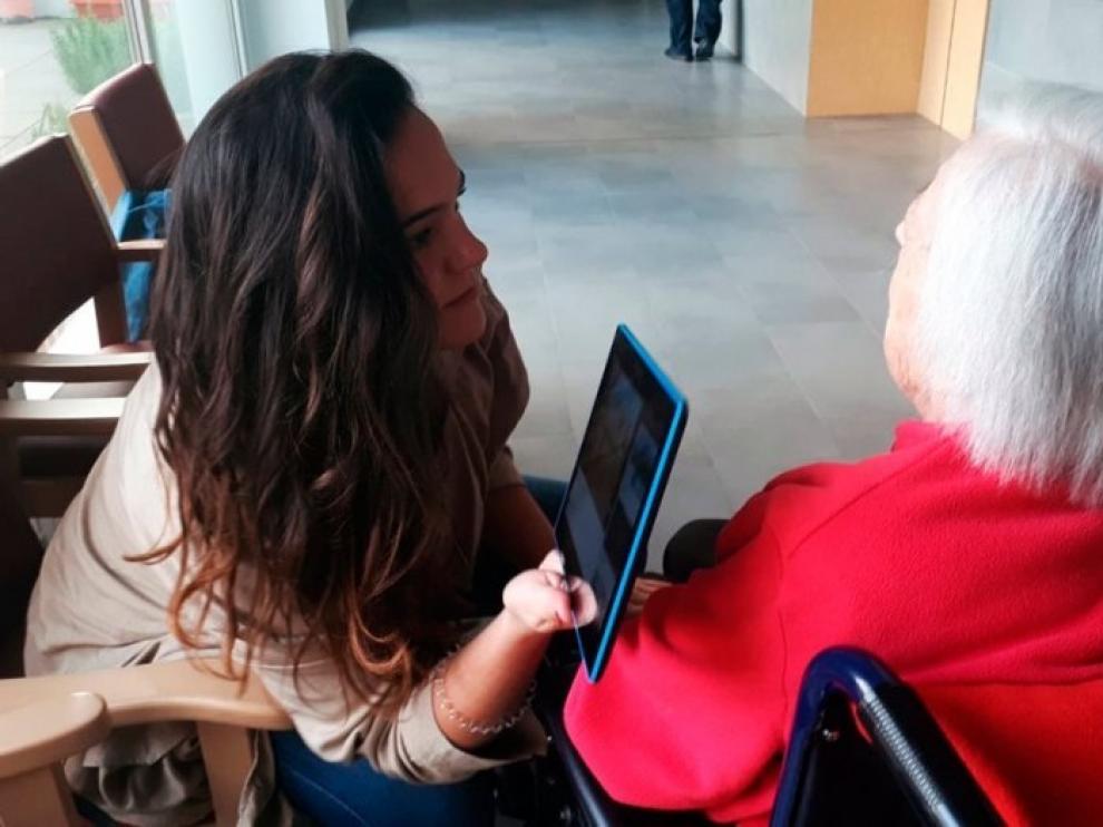 Los voluntarios hacen todo lo posible para que los mayores se sientan acompañados.