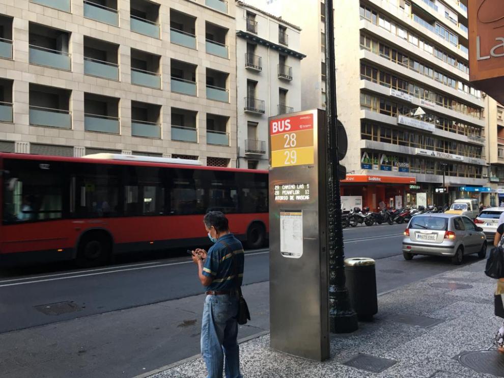 Parada de la línea 28 en el Coso.