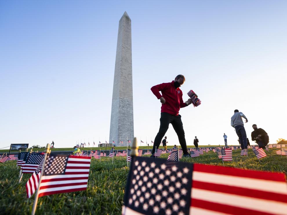 Un memorial por los muertos por coronavirus en Washington.