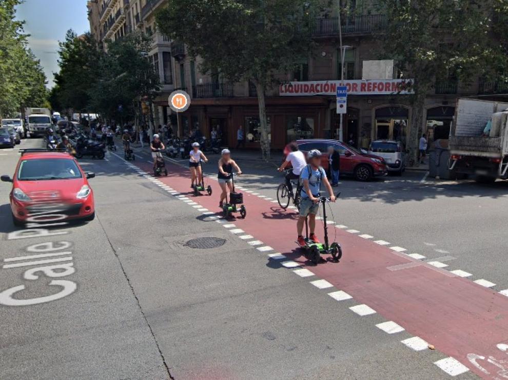 Varias personas circulan en patinete en la confluencia de las calles Provença y Pau Claris de Barcelona, donde han ocurrido los hechos.
