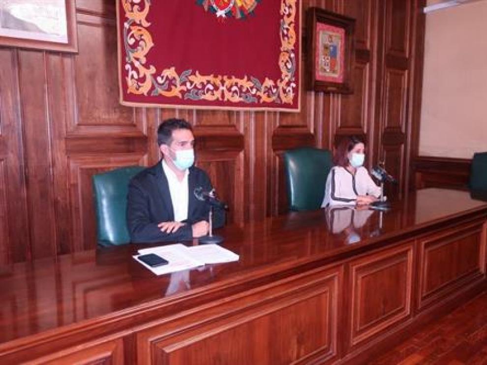La alcaldesa, Emma Buj, y el concejal de Empresas, Autónomos, Comercio y Empleo, Ramón Fuertes