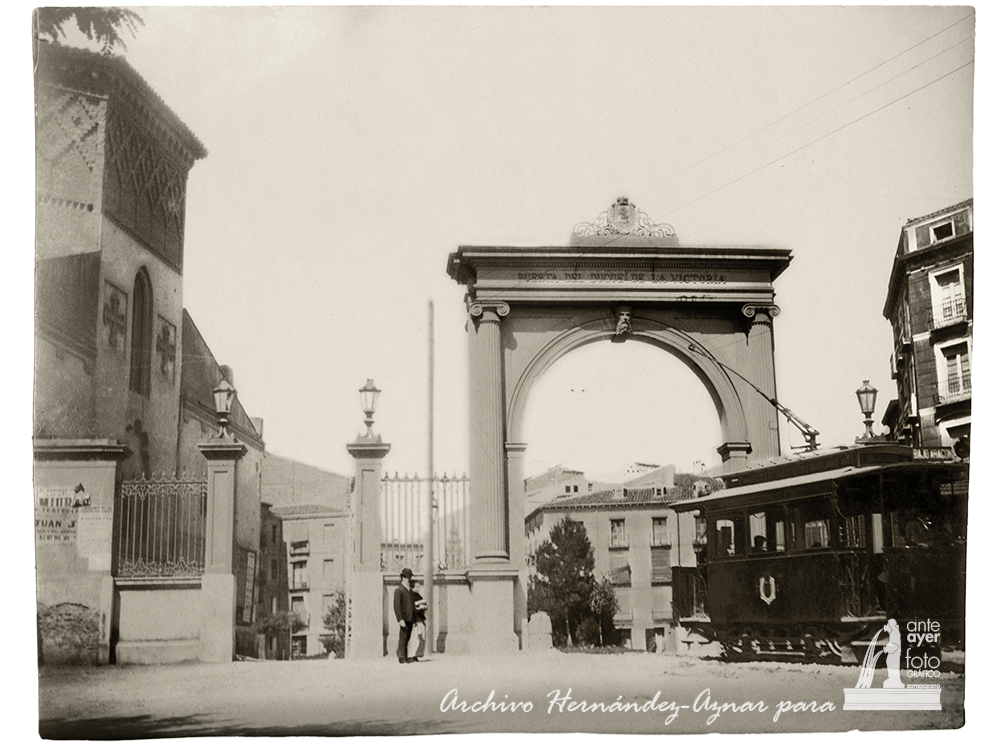 Puerta del Duque de la Victoria. 1904. Autor: Silvestre Hernández Gil. Archivo Hernández-Aznar