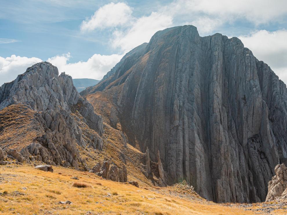 Estratos verticales en una montaña pirenaica, sólo una parte del todo.