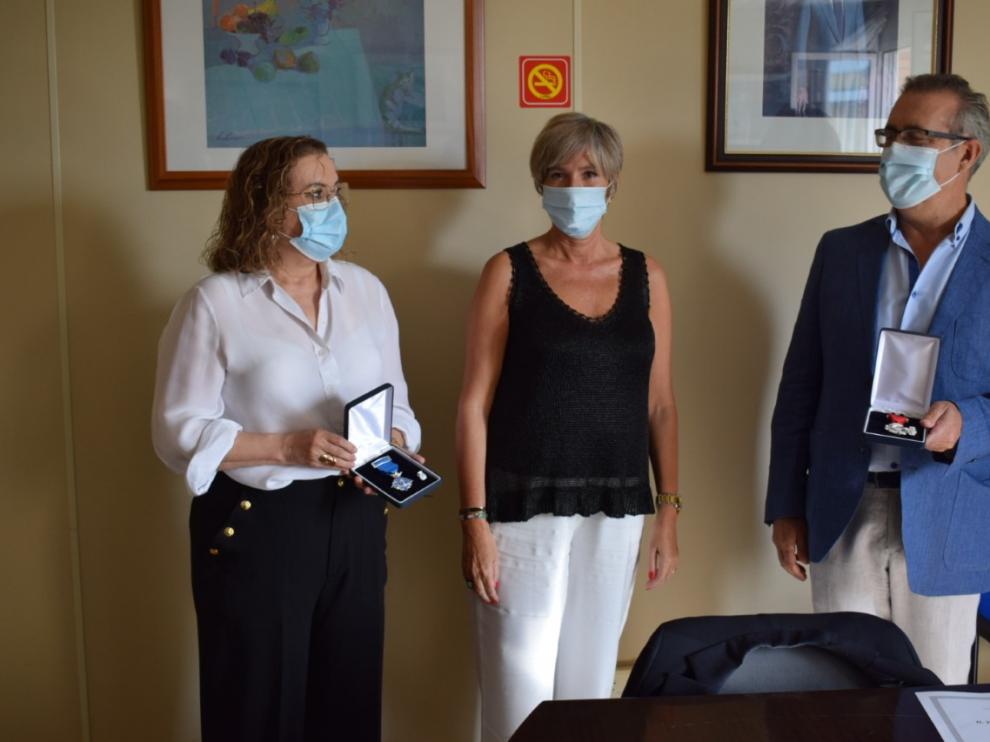Los dos galardonados Amparo García y José Luis Hernández, con la directora de la prisión de Zuera, Carmen Gambaro (en el centro).
