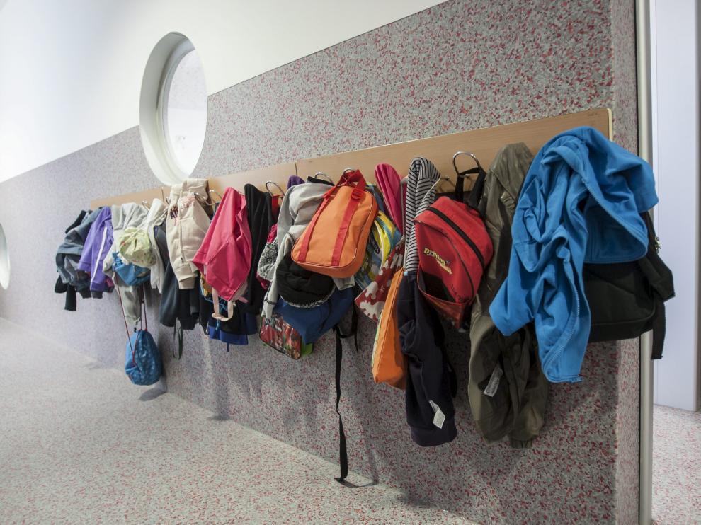 Abrigos en un aula de infantil de un colegio zaragozano, en una imagen de archivo