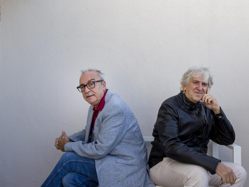 El paleontólogo Juan Luis Arsuaga y el escritor Juan José Millás posan durante una entrevista para la presentación de su libro 'La vida contada por un sapiens a un neandental'.