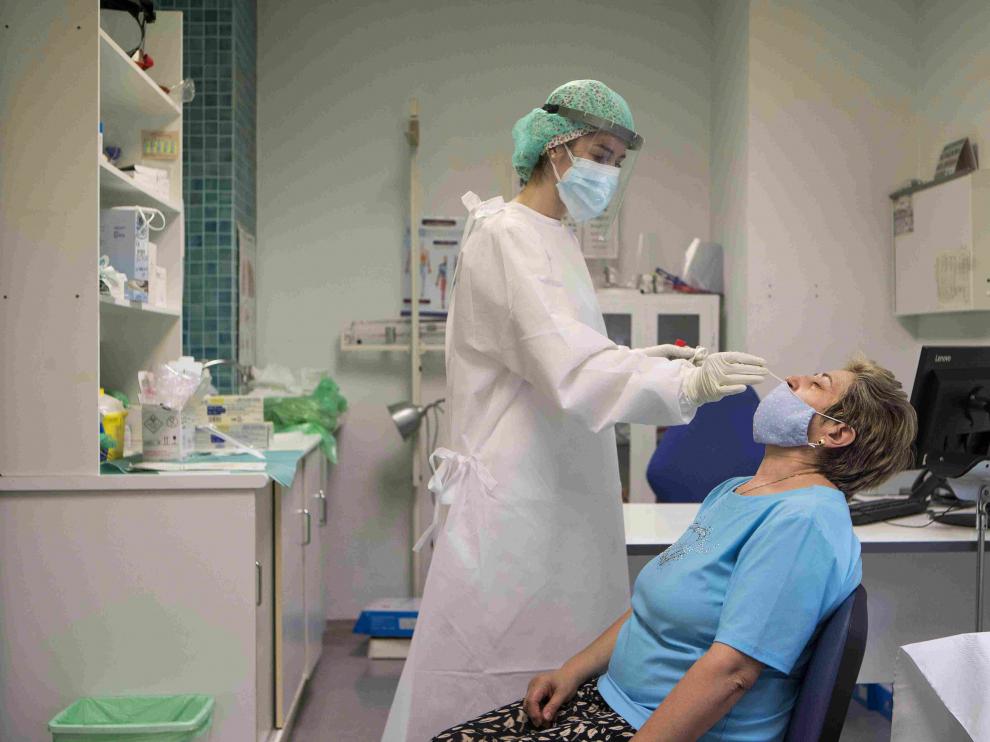 Gente realizándose la prueba PCR en el centro de salud San José de Zaragoza