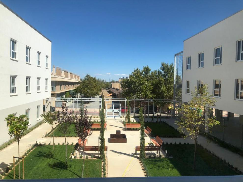 Jardín de la nueva residencia Rey Ardid ubicada en el barrio zaragozano de Rosales del Canal.