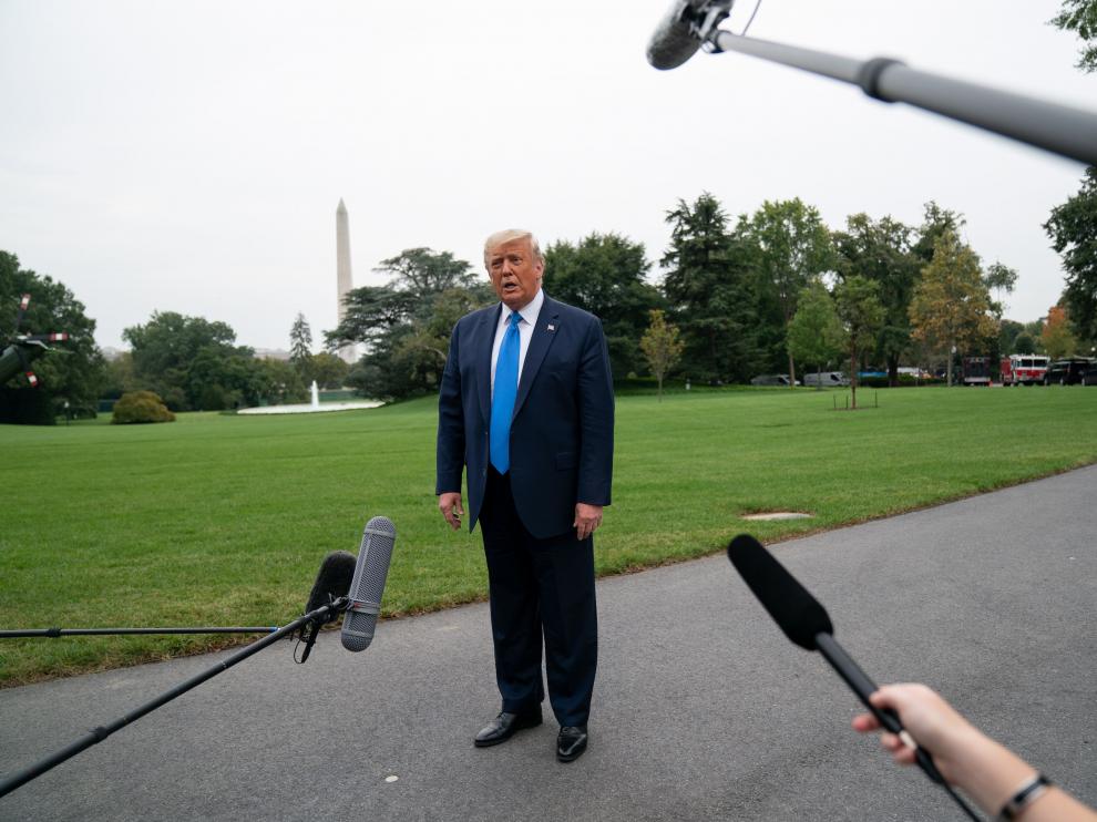 Trump habla con los medios en los jardines de la Casa Blanca antes de partir hacia Carolina del Norte.