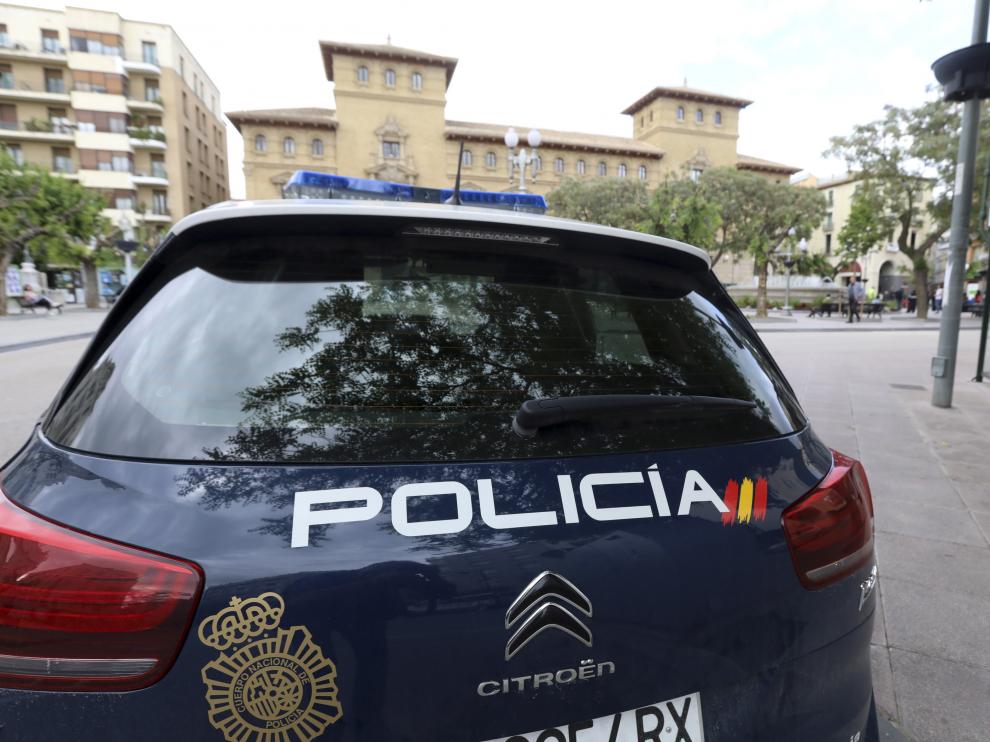 Un coche patrulla de la Policía Nacional en Huesca.