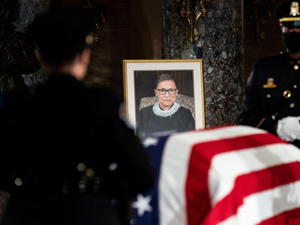 Una foto de la juez Ginsburg, delante de su féretro en el Capitolio de Estados Unidos.