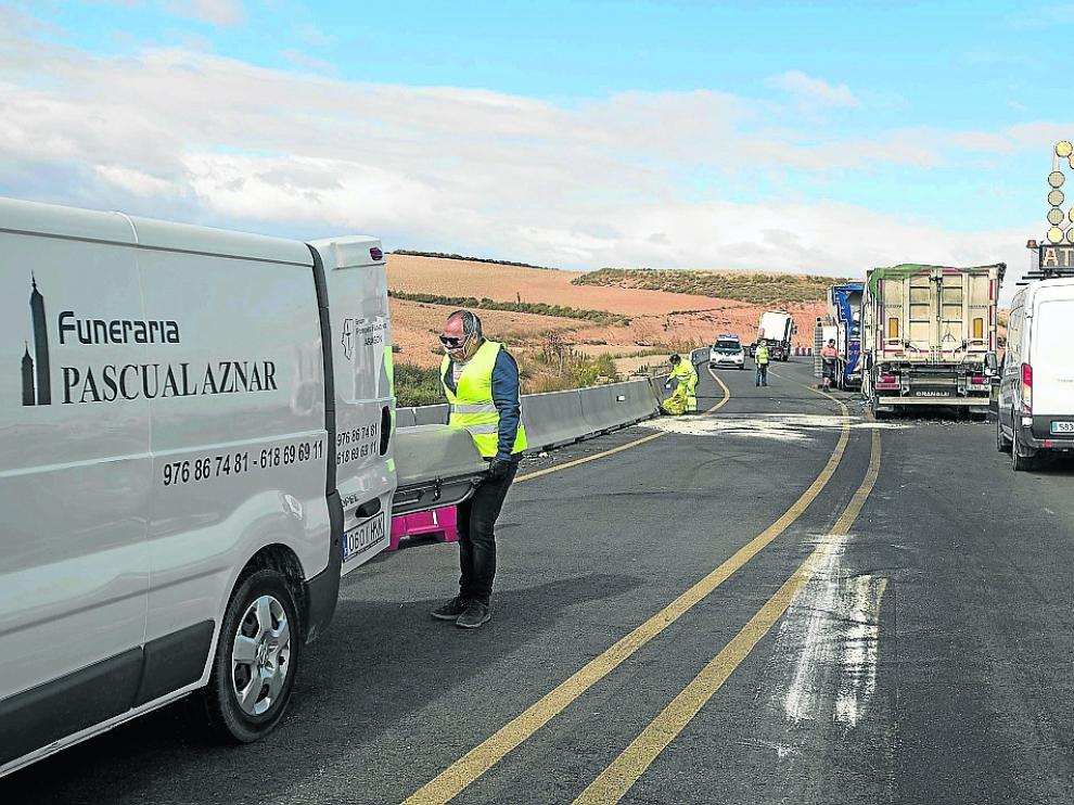 Una funeraria recoge al conductor fallecido en la Nacional 330 tras chocar con un camión.
