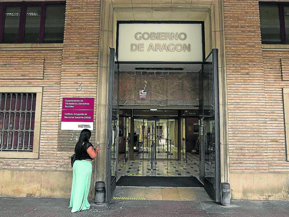 Acceso a las dependencias de la DGA en los antiguos juzgados de la plaza del Pilar